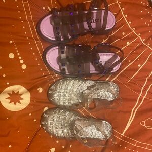 2 pairs of Jelly sandals size 1 Girls